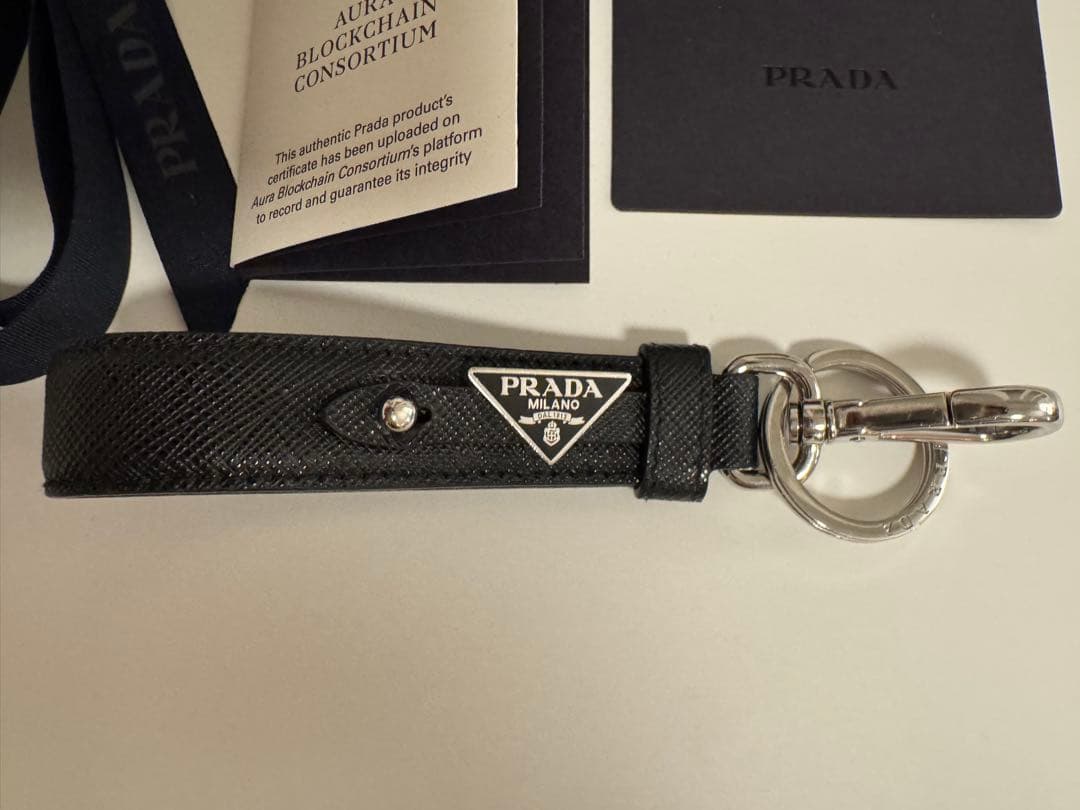 【正規店購入】極美品 PRADA サフィアーノ トライアングル キーリング