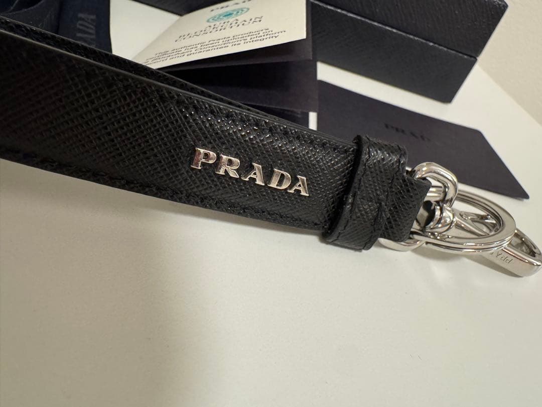 【正規店購入】極美品 PRADA サフィアーノ トライアングル キーリング