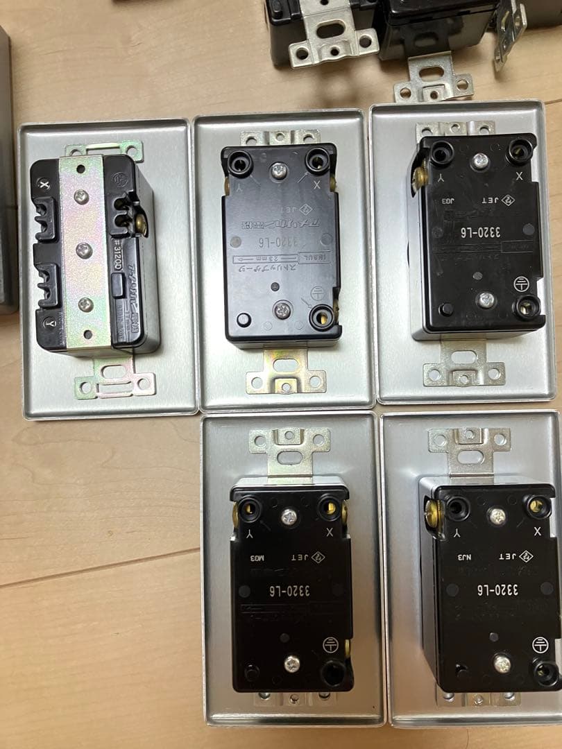 アメリカン電機 引掛形埋込コンセント接地2P30A250V 3320-L6