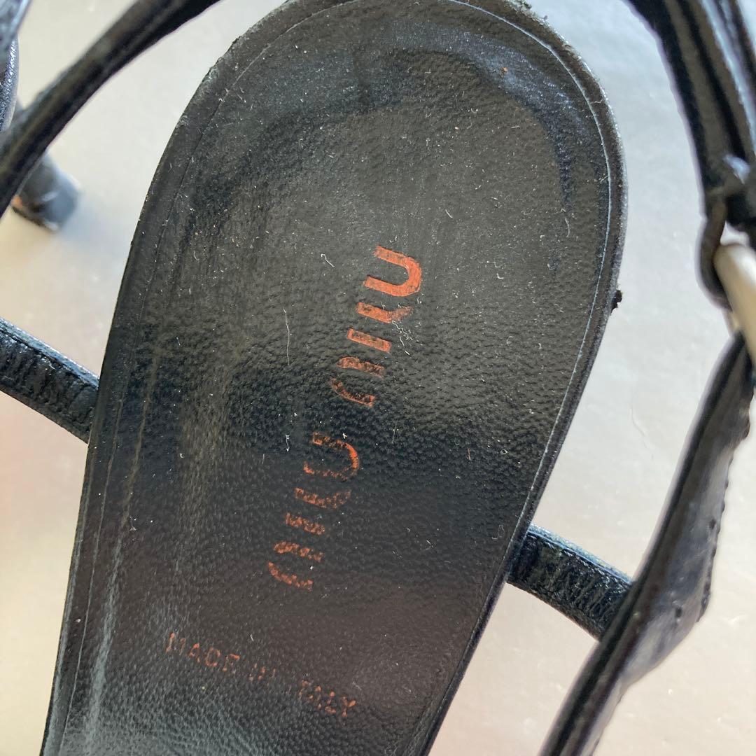 黒いレザーミュール フラワー装飾 ミュウミュウ