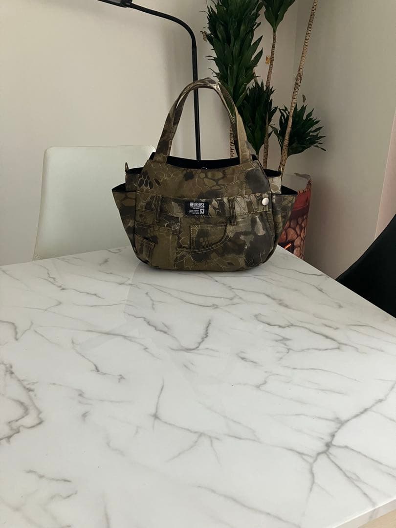 822ＣＫＡのカカ　大きめ迷彩柄デニムリメイクバック　ハンドメイド2点