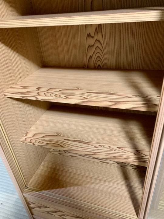 和風の趣き漂う格子引き戸の茶箪笥(食器棚、茶棚、収納棚)