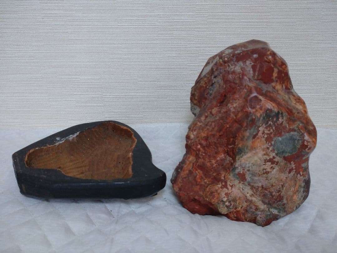 飾り石 赤（台座付き）