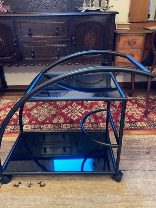 黒いガラスのラック