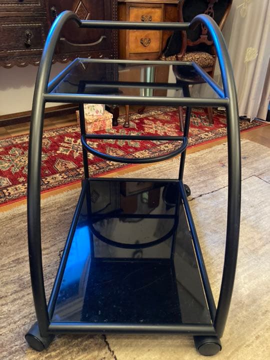 黒いガラスのラック