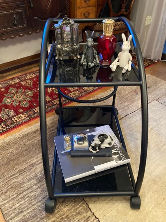 黒いガラスのラック