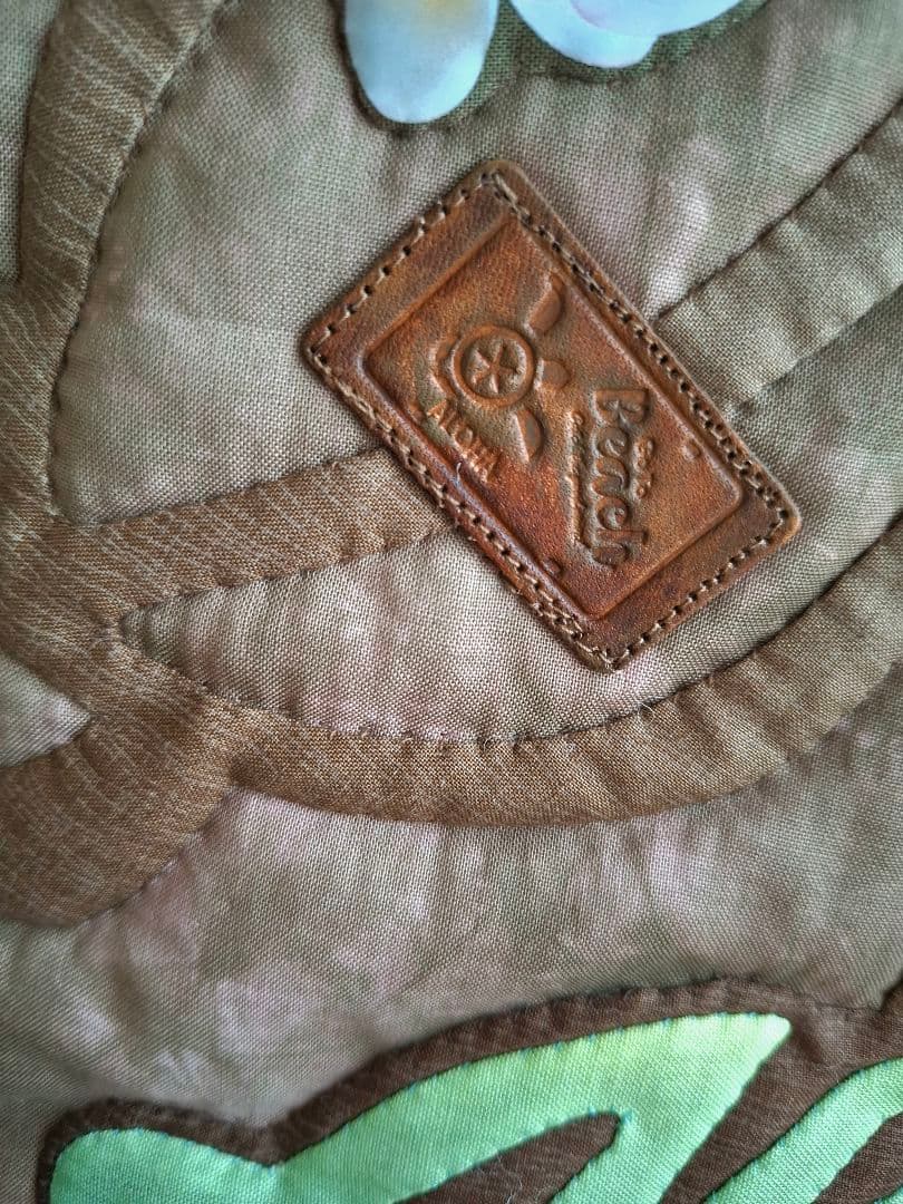 ハワイアンキルトバッグ　2WAYファスナー　ホヌ　ブルーロゴ　　革タグチャーム付