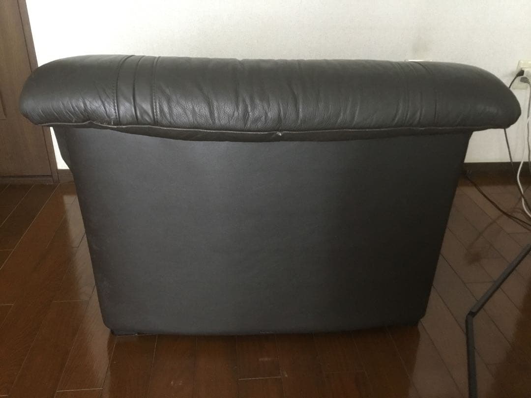 黒のレザーアームレスチェア