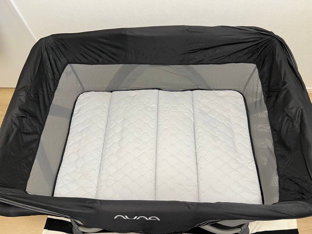 nuna ベビー折りたたみ可能ベッド