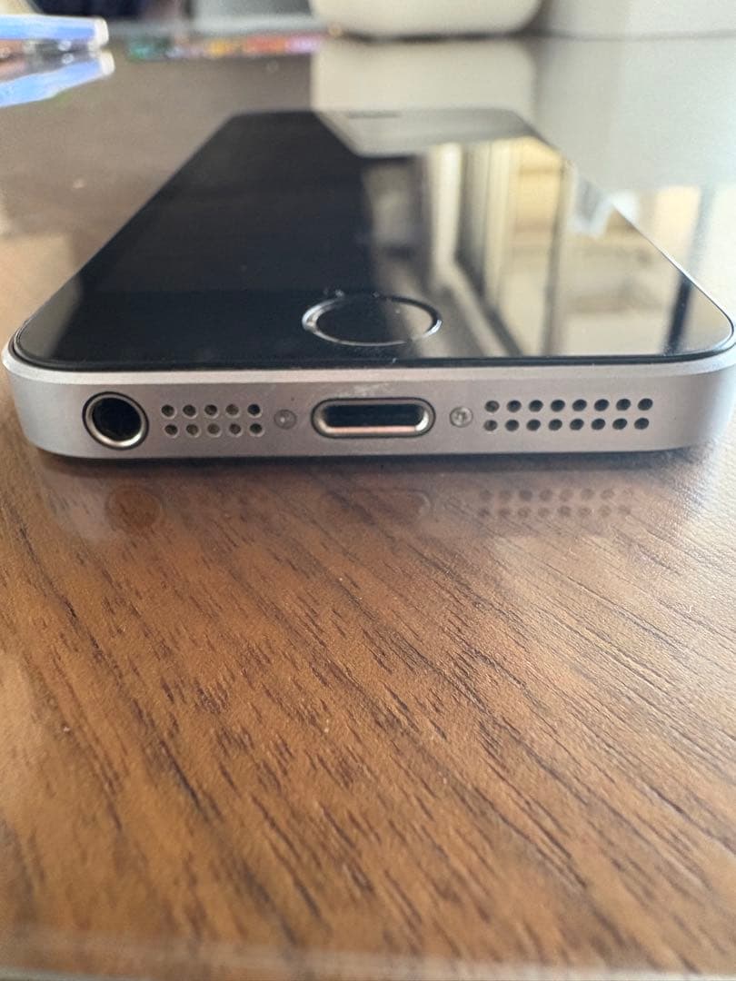 Apple iPhone SE 64GB スペースグレイ