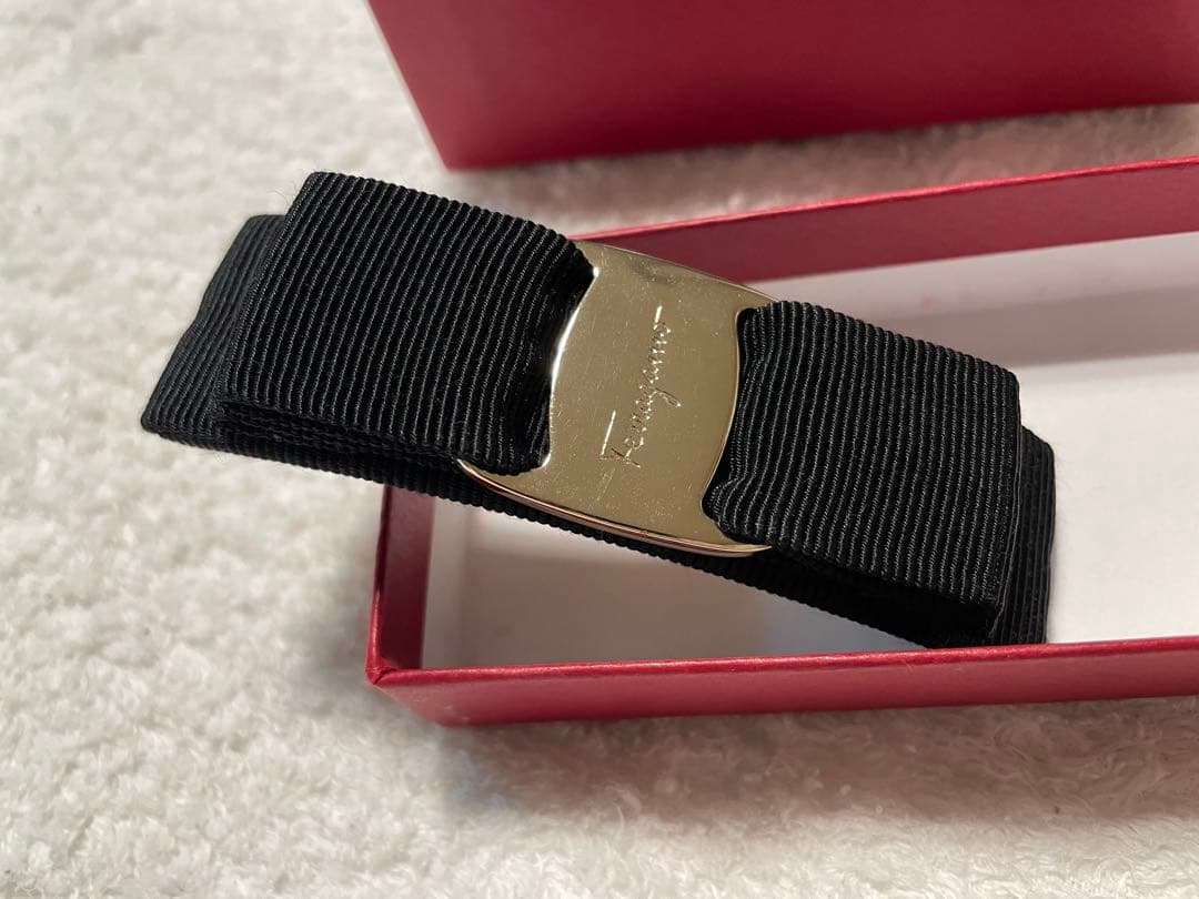 フェラガモ　バレッタ　黒×ゴールド　ヘアアクセサリー