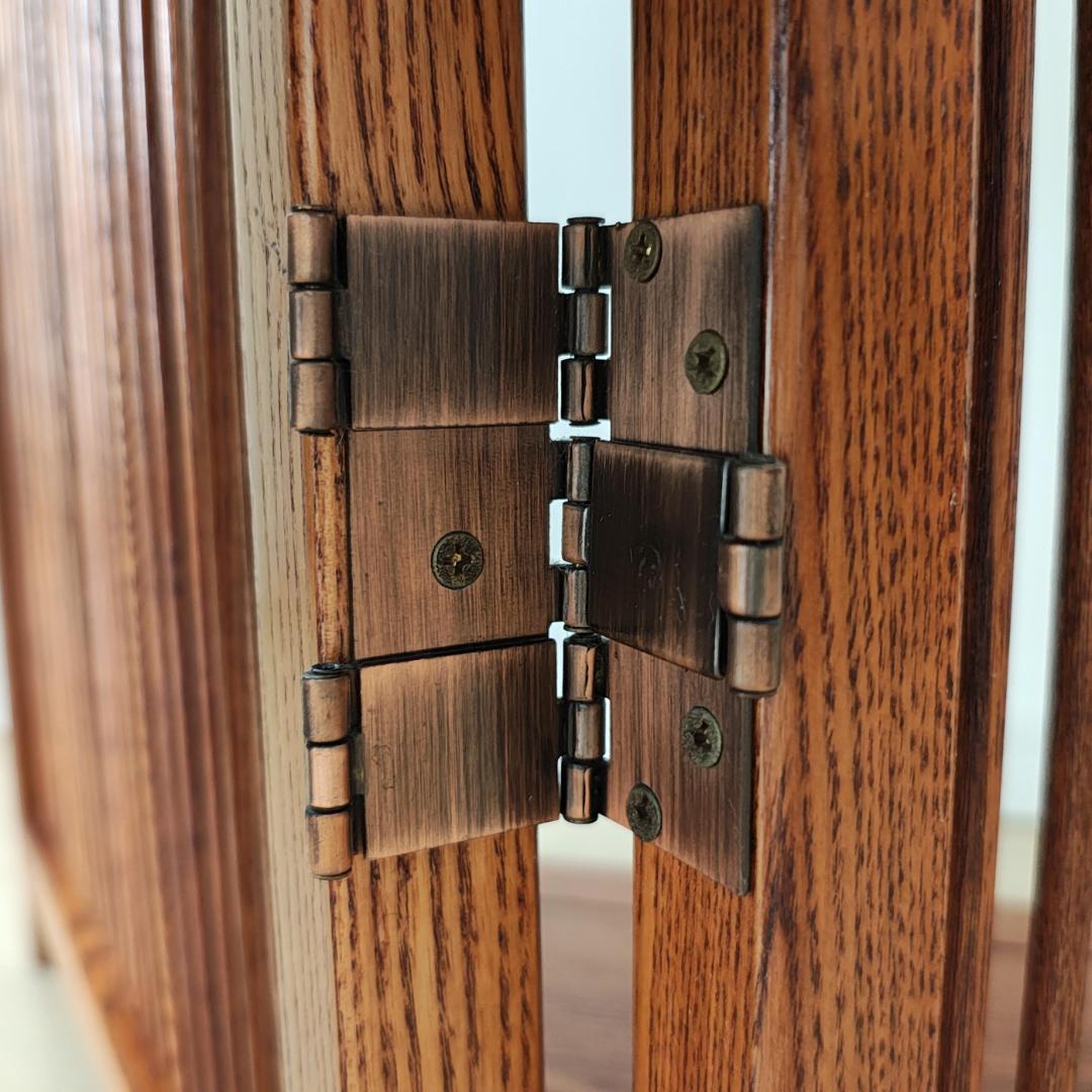 コロン: 木製コーナーラック スラットデザイン