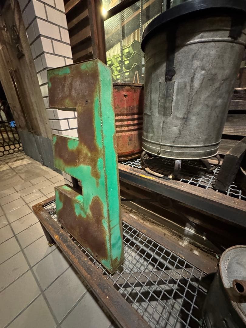 特大ビンテージ　アイアン　アルファベット文字E か3インダストリアル