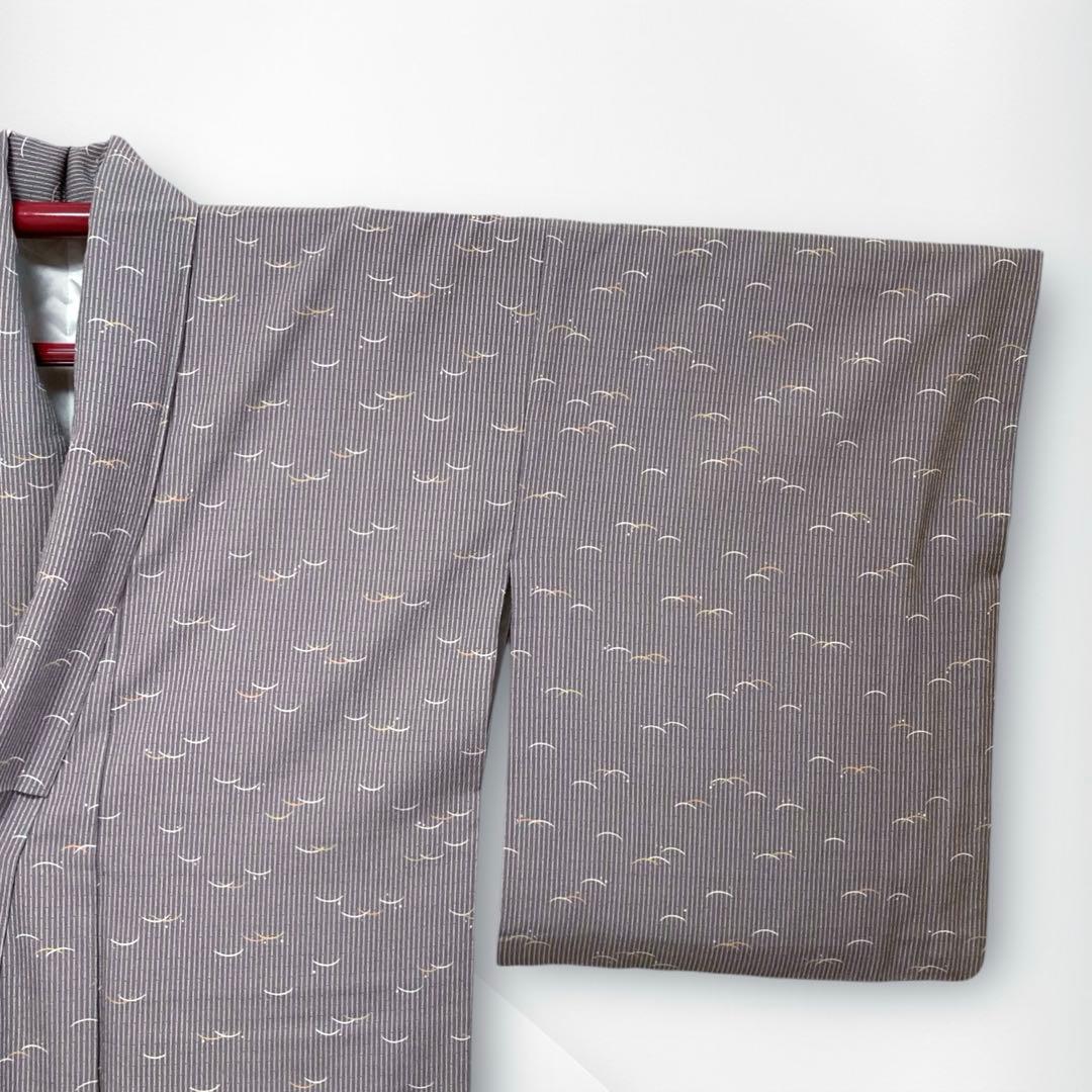 【美品✨】東レシルック　洗える着物　小紋　竹縞　露芝　灰がかった紫色　袷　B7