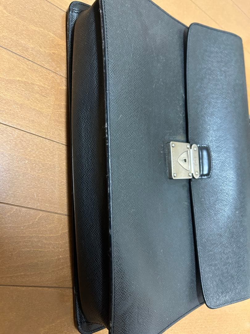 ルイヴィトン ビジネスバッグ 鍵付き