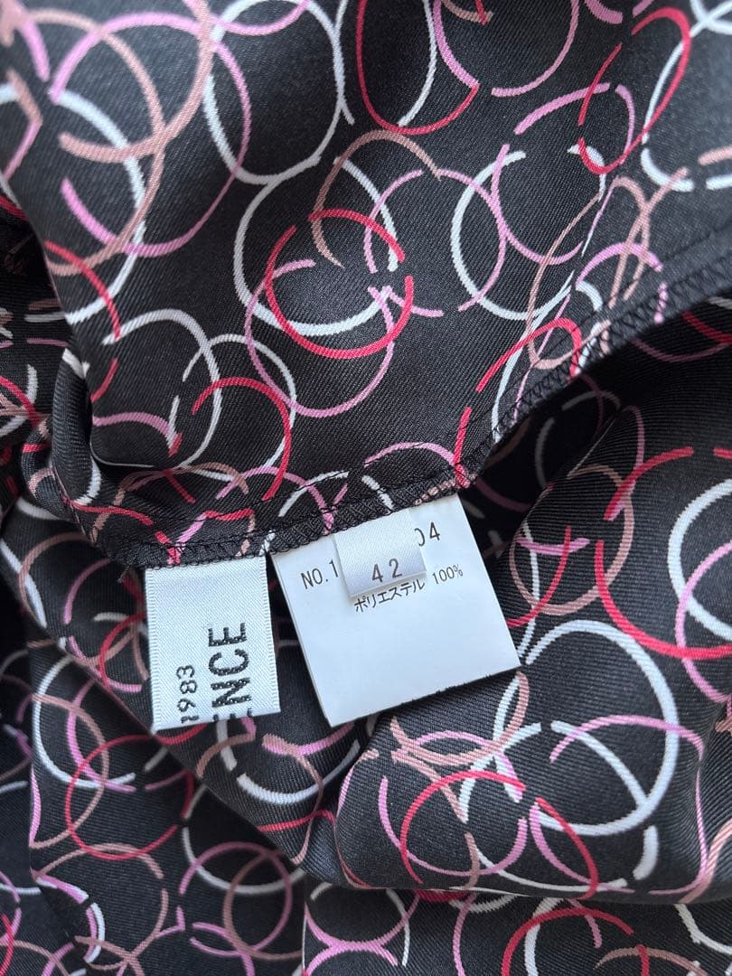 未使用　REGENCE(レジァンス) サークル柄ボウタイ　ブラウス　42