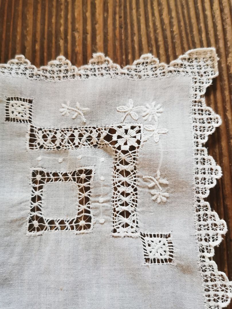アンティーク ドローン&ニードルワーク リネンクロスハンカチ 総刺繍スカラップ✵