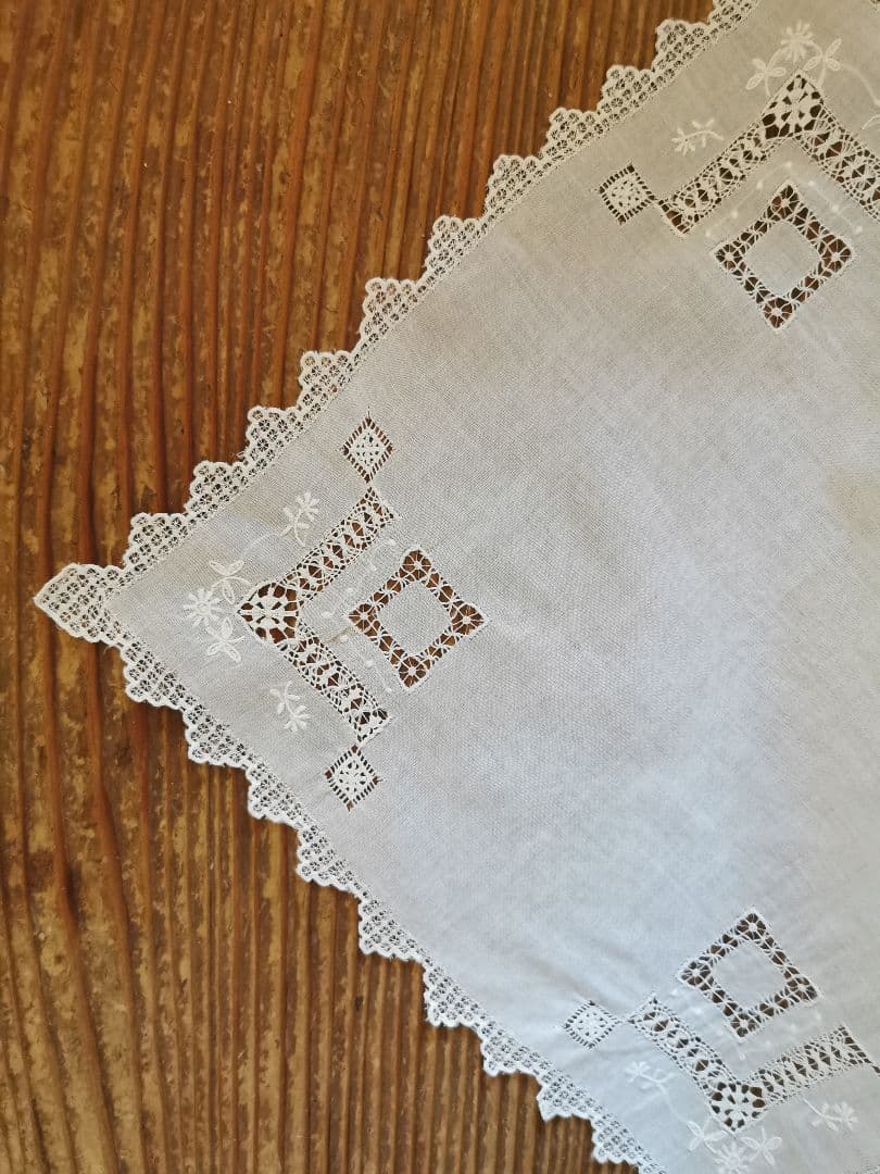 アンティーク ドローン&ニードルワーク リネンクロスハンカチ 総刺繍スカラップ✵