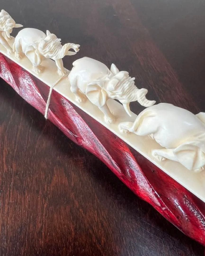 連なる7匹の象の彫刻　台付置物