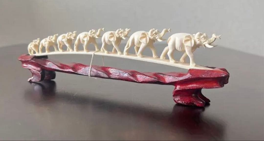 連なる7匹の象の彫刻　台付置物