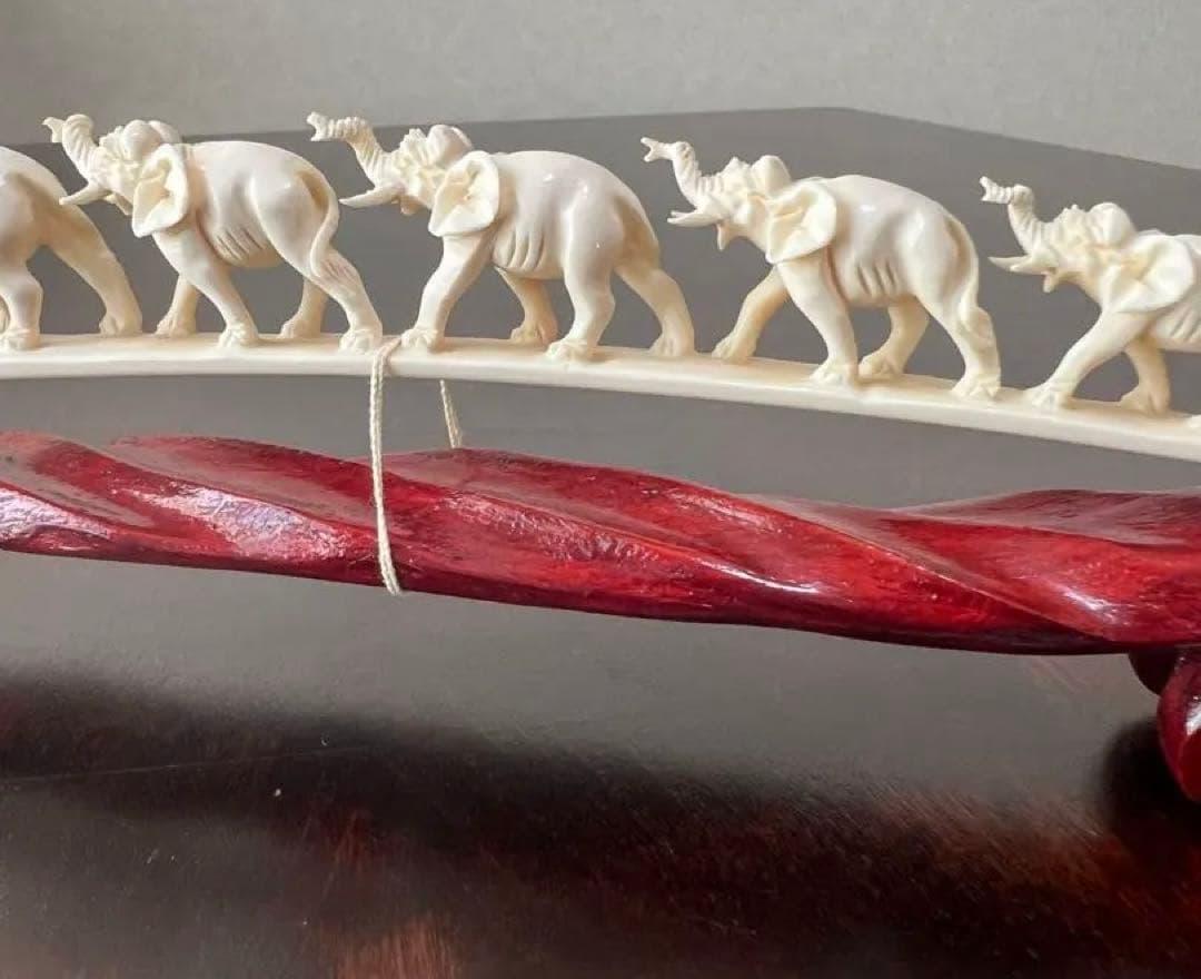 連なる7匹の象の彫刻　台付置物