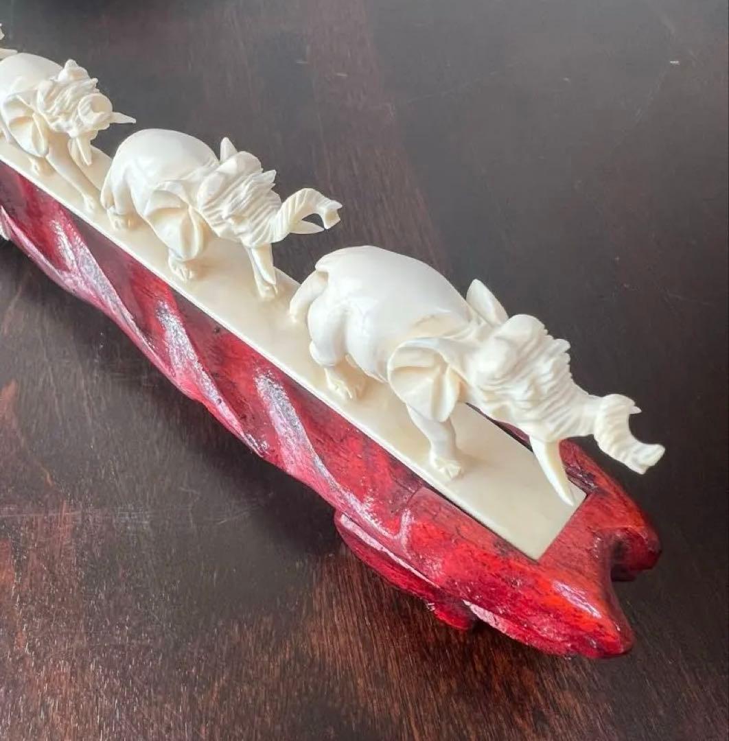 連なる7匹の象の彫刻　台付置物