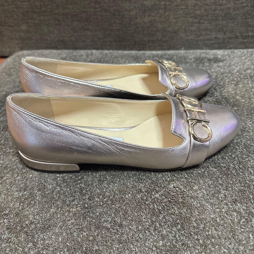 JIMMY CHOO シルバー フラットシューズ