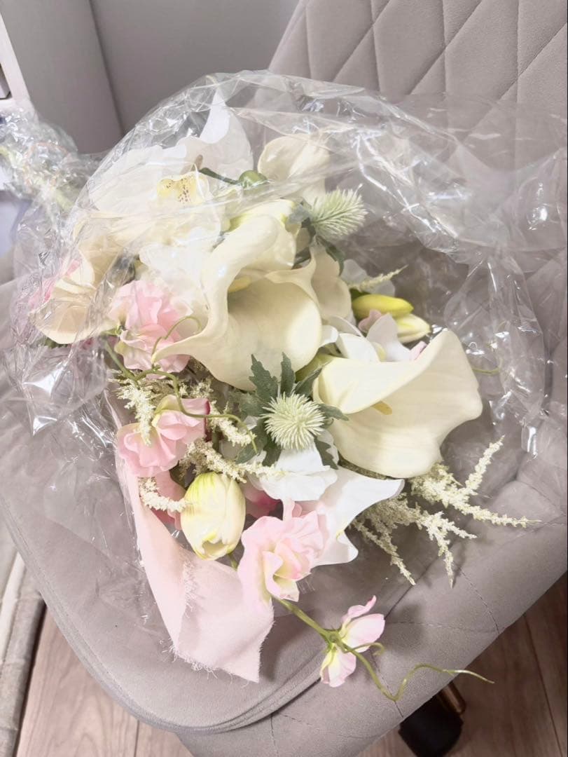 ホワイトピンクの華やかブーケ　カラー　ブーケ　結婚式　ブートニア