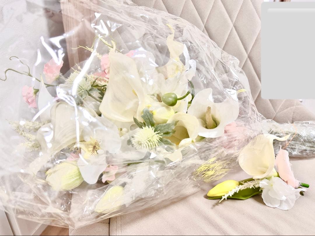 ホワイトピンクの華やかブーケ　カラー　ブーケ　結婚式　ブートニア