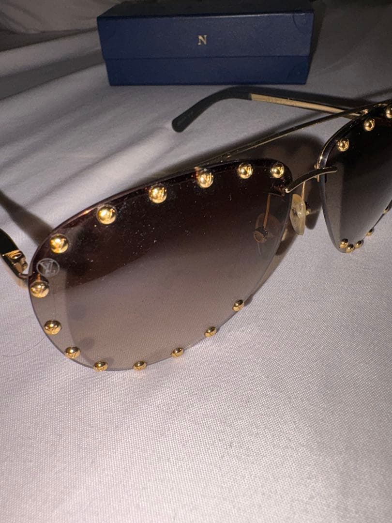 LOUIS VUITTON スタッズ付きティアドロップサングラス