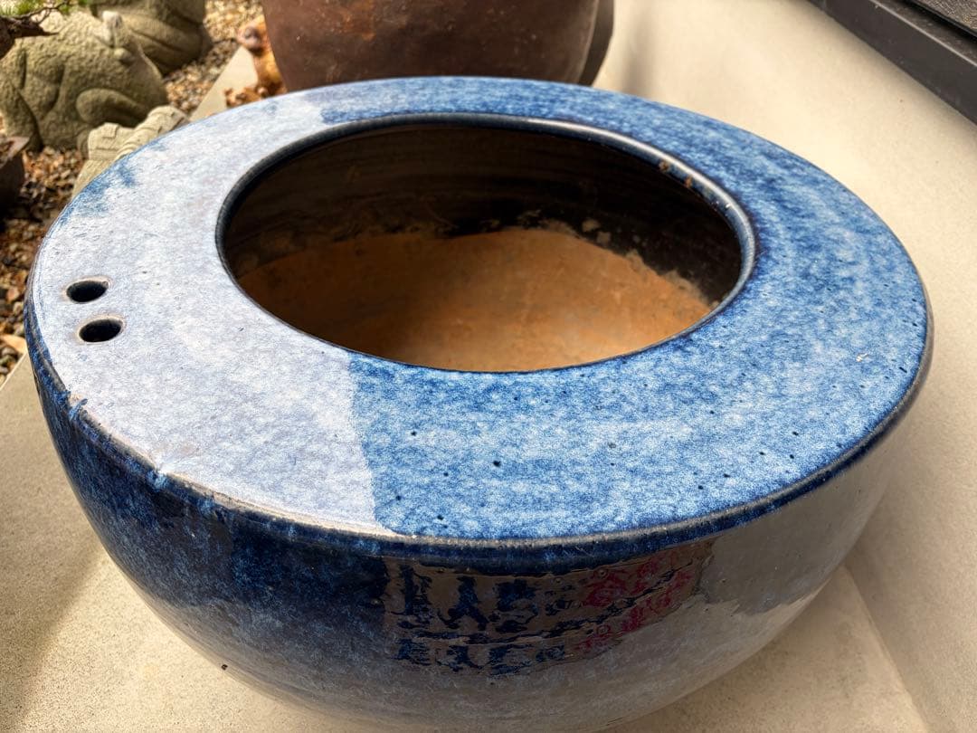 青い陶器の火鉢箸穴付き