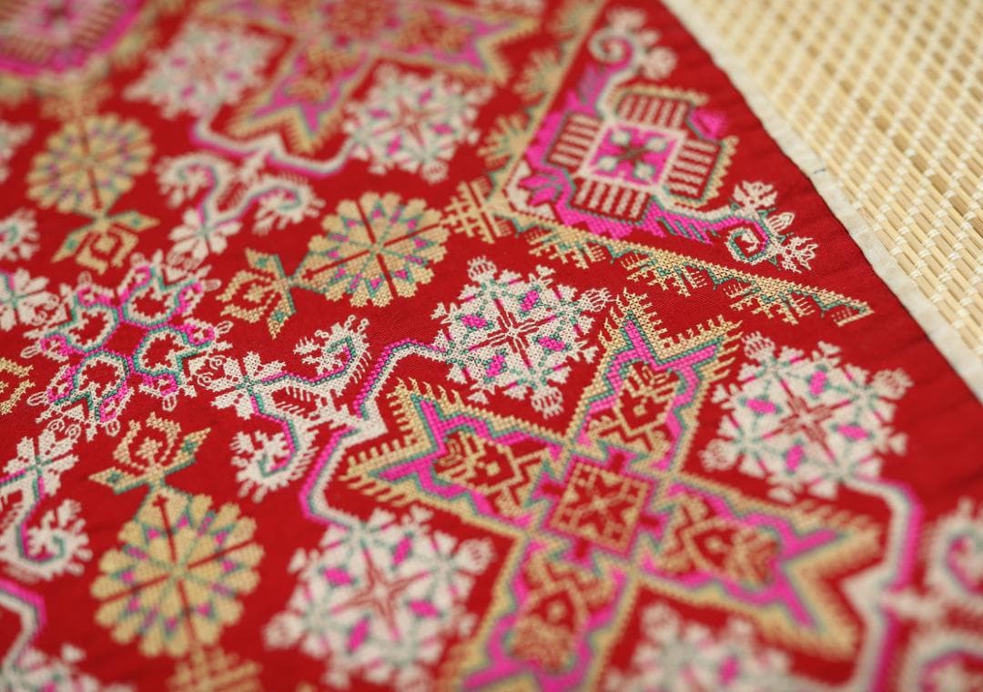 ミャオ族 伝統挑花刺繍 太陽生長紋×花樹文様 手仕事 アンティーク古布 民藝