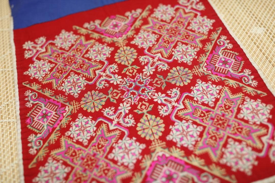 ミャオ族 伝統挑花刺繍 太陽生長紋×花樹文様 手仕事 アンティーク古布 民藝