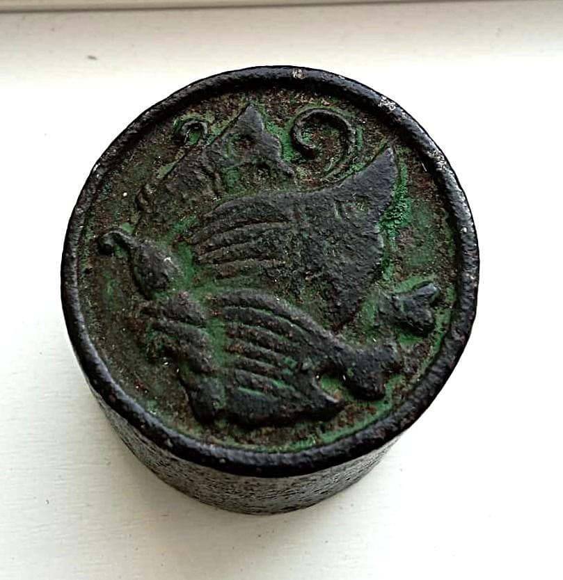 骨董・希少「平家由来の武将/揚羽蝶家紋 鉄製文鎮｜精緻な彫刻と重厚な造形美」