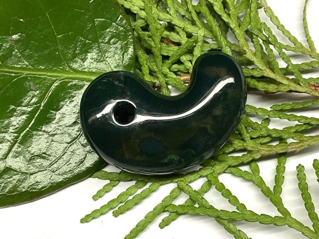 ✳天然濃厚な出雲勾玉【碧玉】　摩訶不思議な力の護符石を‼️本物をお身近に鑑別書付