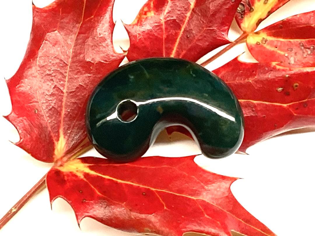 ✳天然濃厚な出雲勾玉【碧玉】　摩訶不思議な力の護符石を‼️本物をお身近に鑑別書付