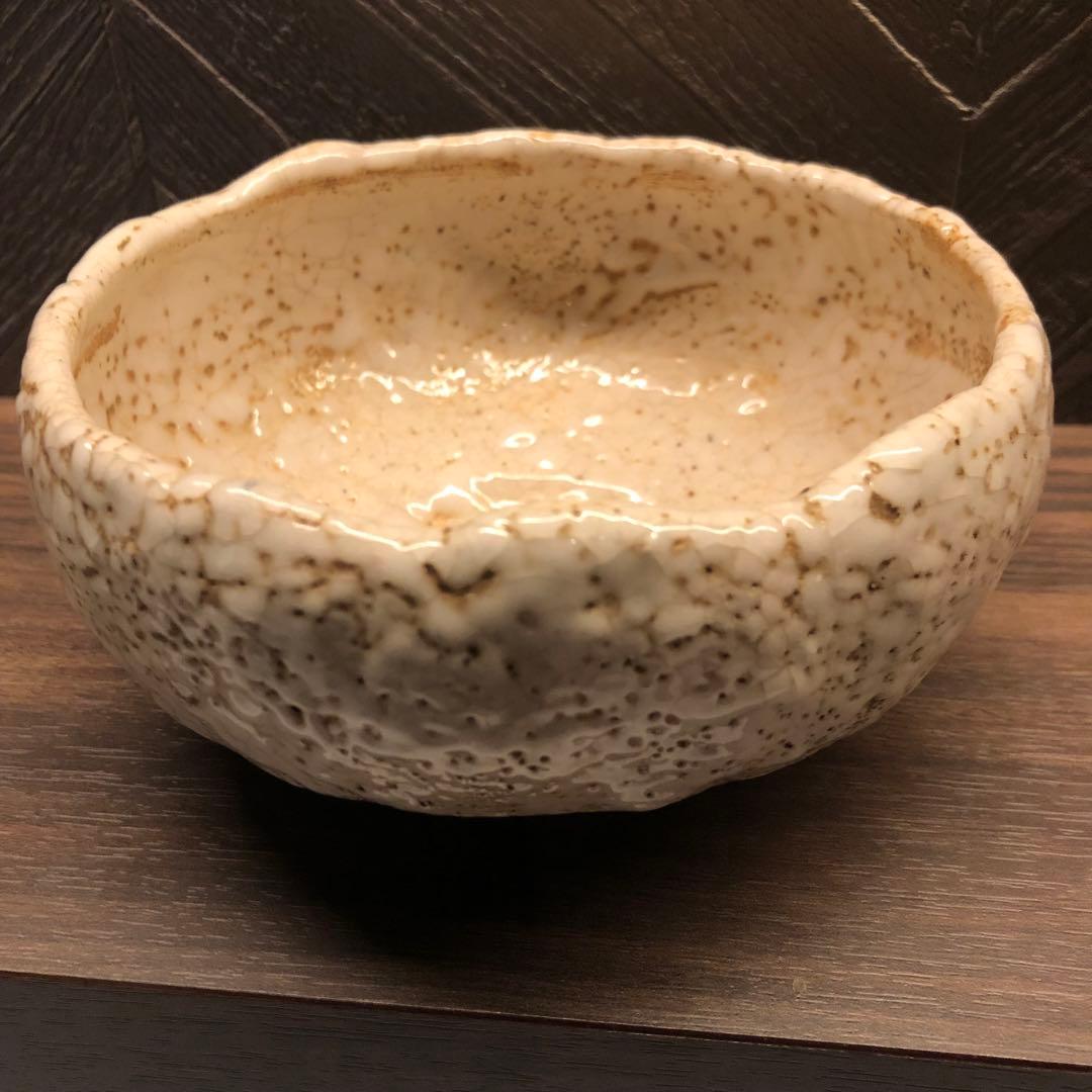 究極の美◾️蔵から白い釉薬がぼこぼこしたかなり凄そうな抹茶茶碗が出て来ました。