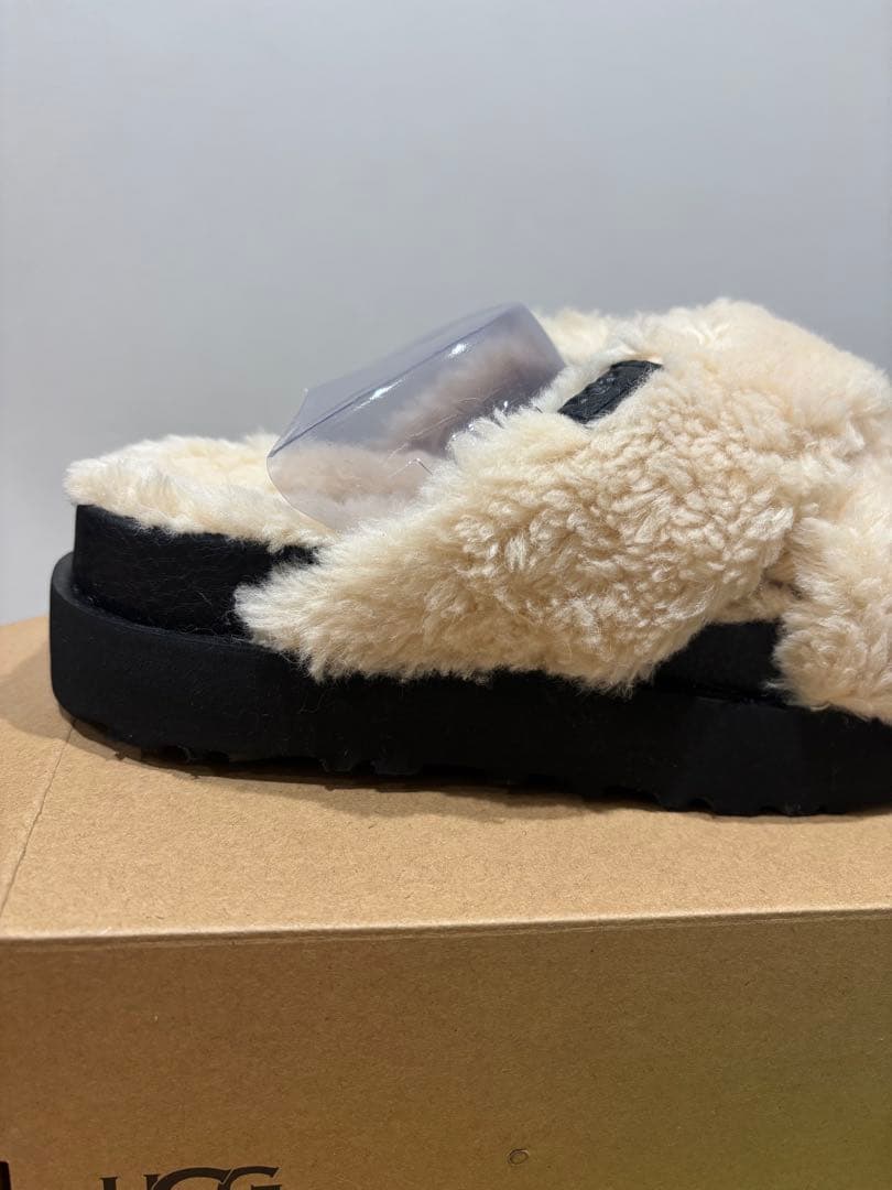 新品★UGG【FUZZ SUGAR CROSS SLIDE】ファーサンダル２２㎝