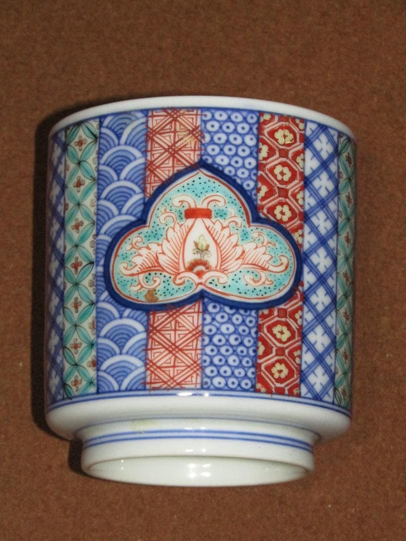 【染錦地紋割画　湯呑　十二代酒井田柿右衛門作】伊万里焼