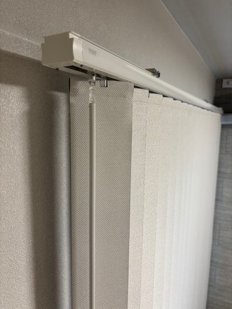 【TOSO】ホワイト バーチカルブラインド（遮光）幅189cm 高さ210cm