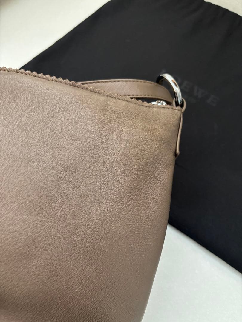 ロエベ　 ロゴデザイン ショルダーバッグ ブロンズ