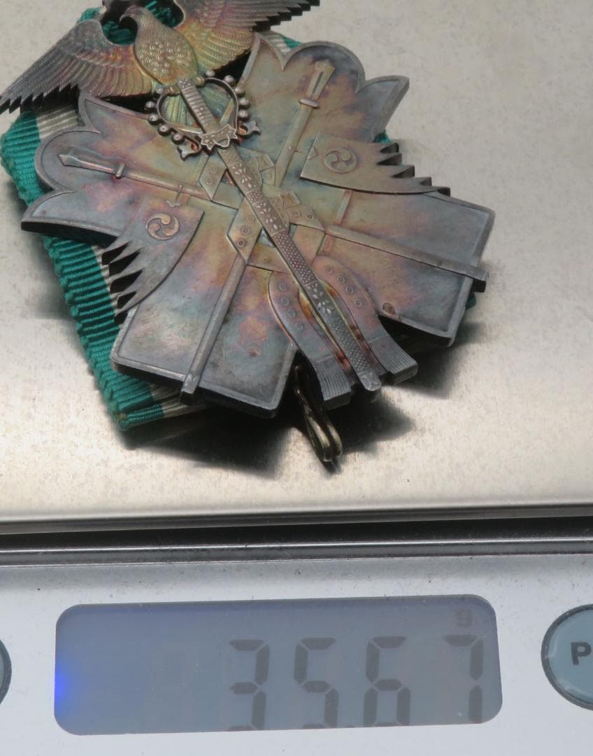 1070、功七級金鵄勲章　 記章 勲章 銀メダル1点