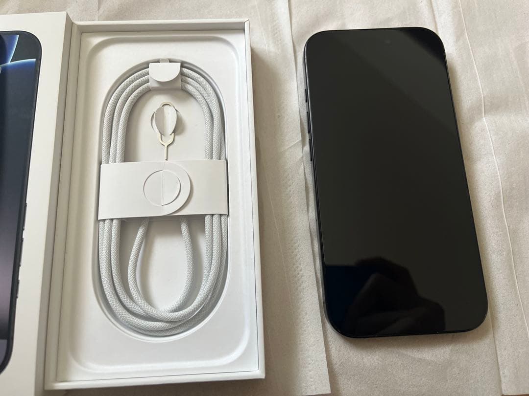 ま*と様 【美品】iPhone16pro 128GB ブラックチタニウム　半年程