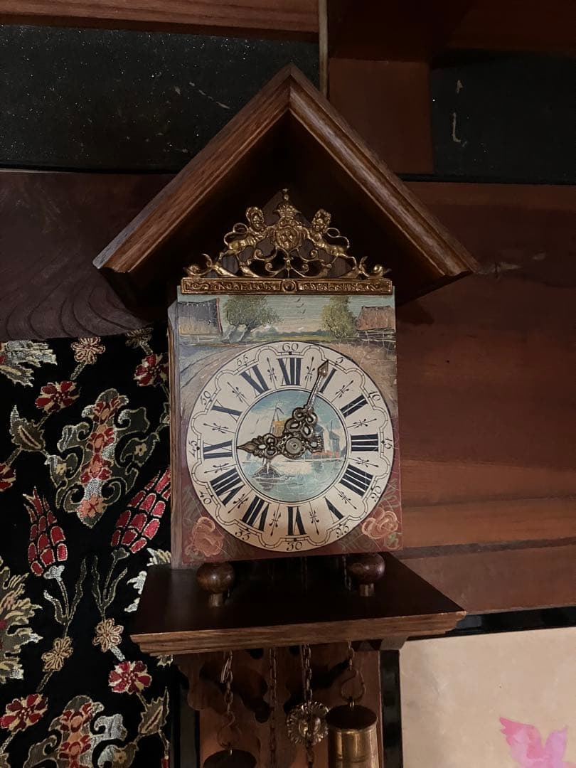 伝統的な振り子時計 花柄装飾　イタリア