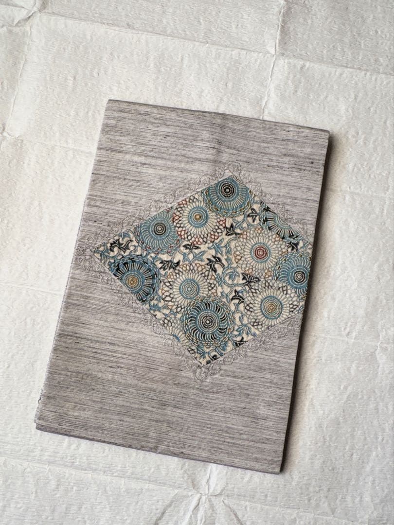 【未使用　お仕立て上り】　正絹　名古屋帯　紬地　型染めに相良刺繍　華唐草