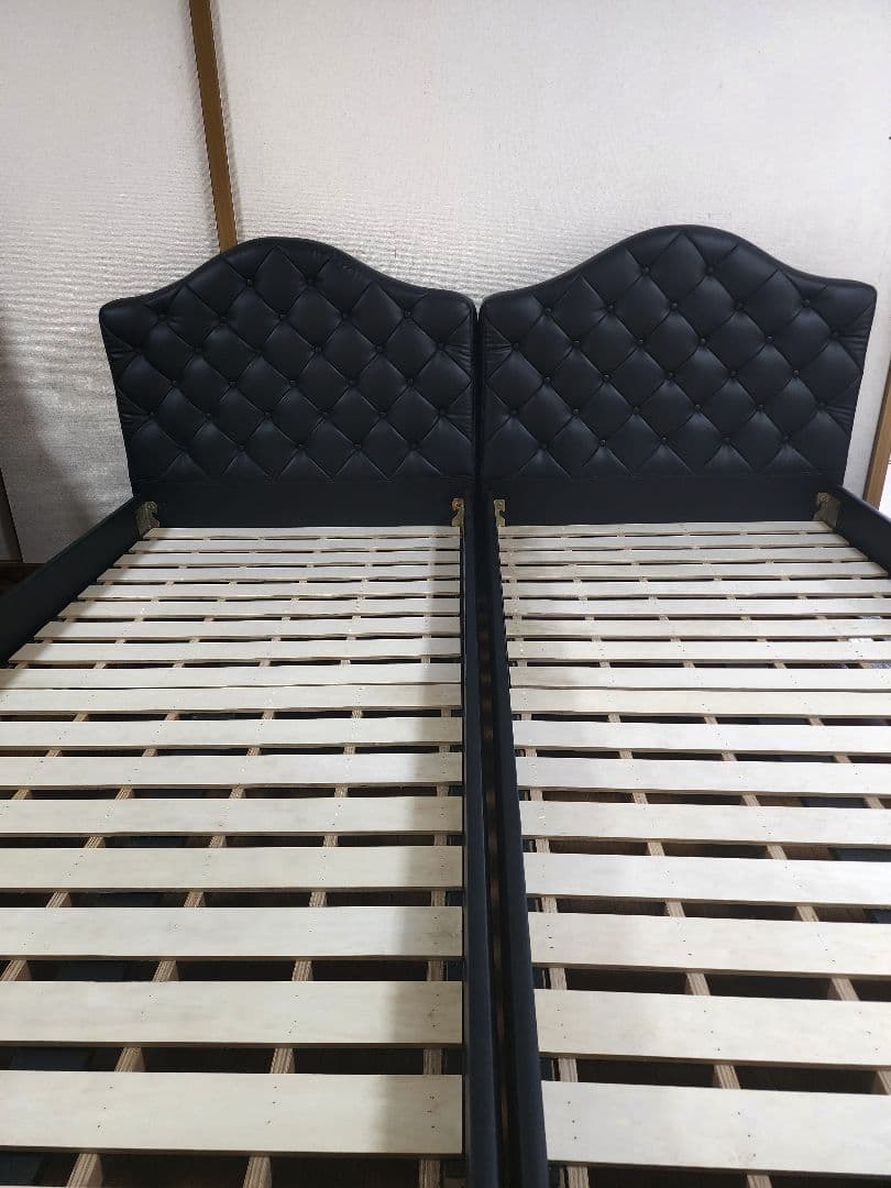 キングサイズベッド、マットレス 2 枚。