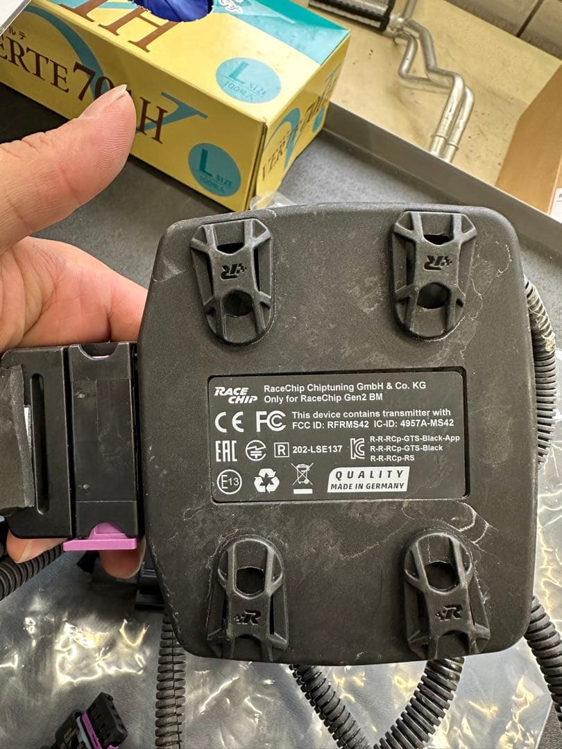  X5 から取り外したRaceChip エレクトロニクスパーツ