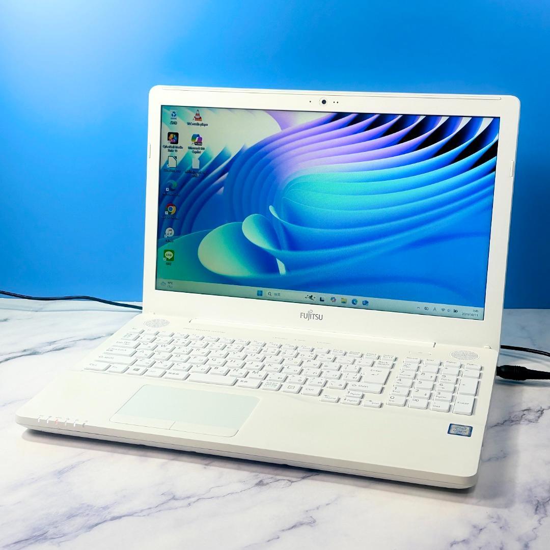 美品！Corei7・16GB・SSD・DVD・ホワイト・ノートパソコン