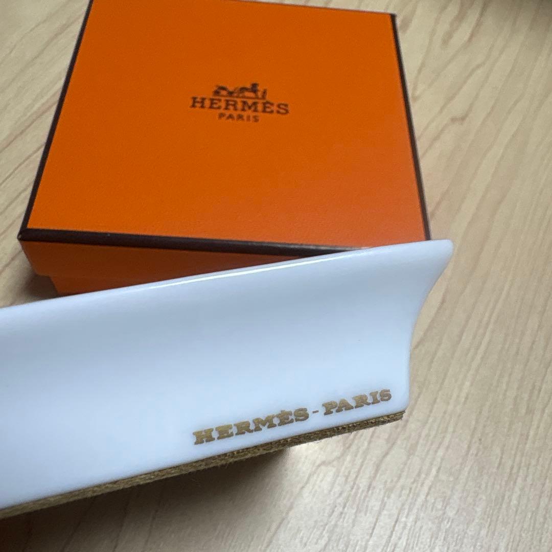 HERMES 花と蝶の陶器トレイオレンジ マルチカラー アクセサリートレイとして