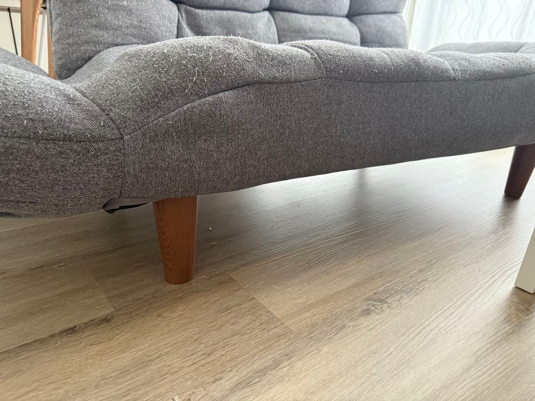 グレーの2人掛けソファ